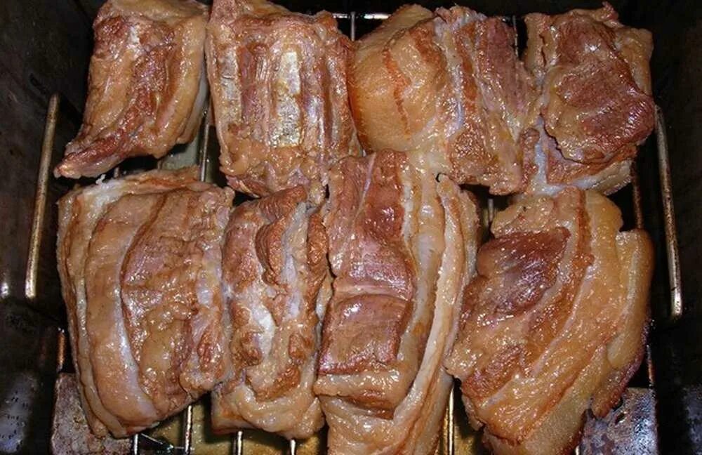 Закоптить мясо в коптильне горячего. Копчение сала. сало домашнего копчения. коптильни для копчения сала. сало в коптильне горячего.