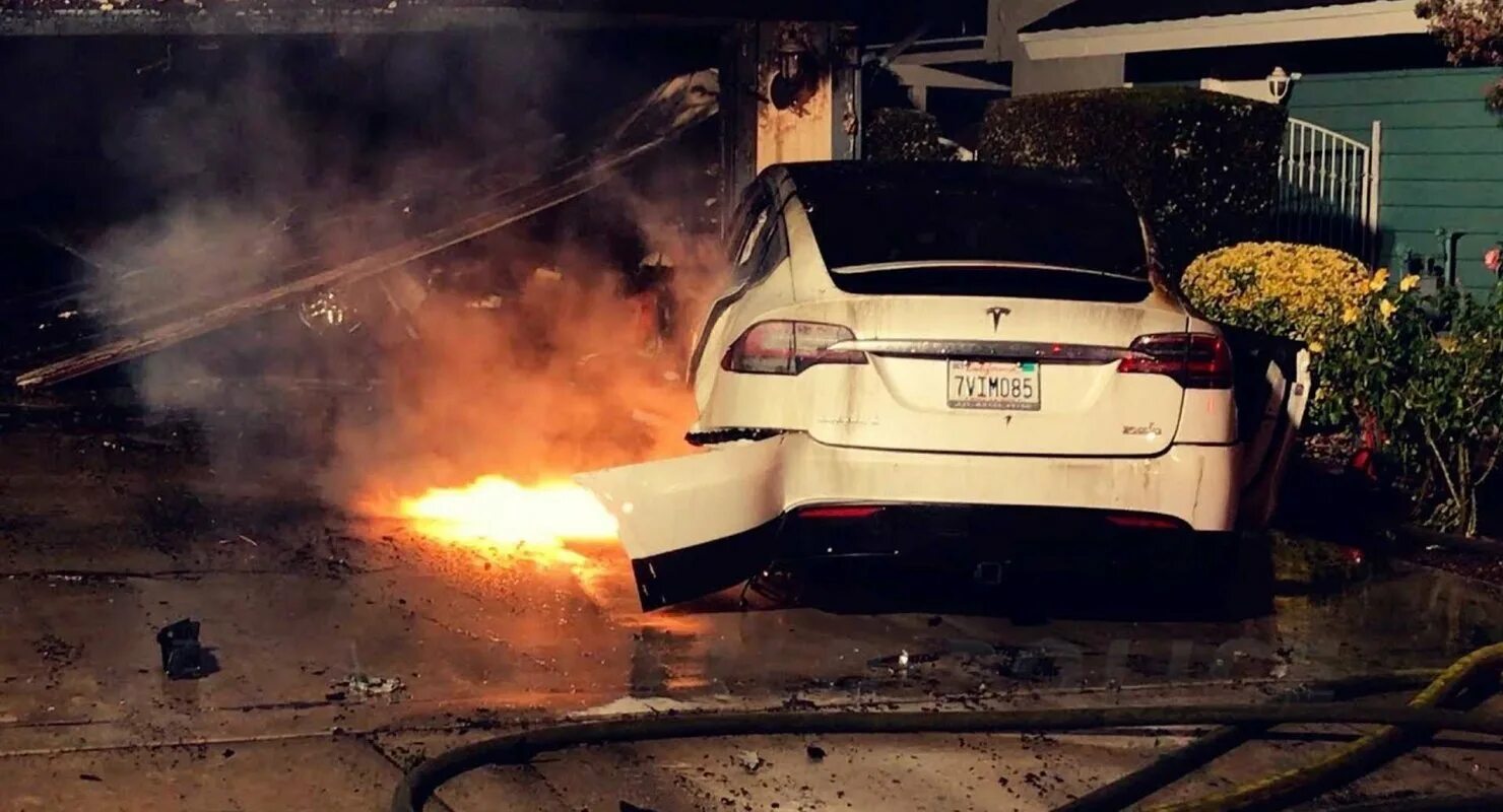 Загорелся аккумулятор автомобиля. Возгорание Tesla. Горящий электромобиль. Горящие Теслы. Загорелся электромобиль.