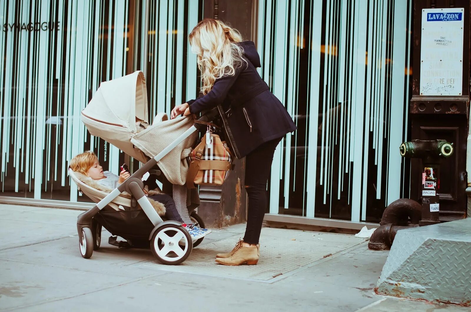 Коляска девушка помощь. Stokke crusi. коляска stokke crusi. модная мама с коляской. ребенок в коляске.