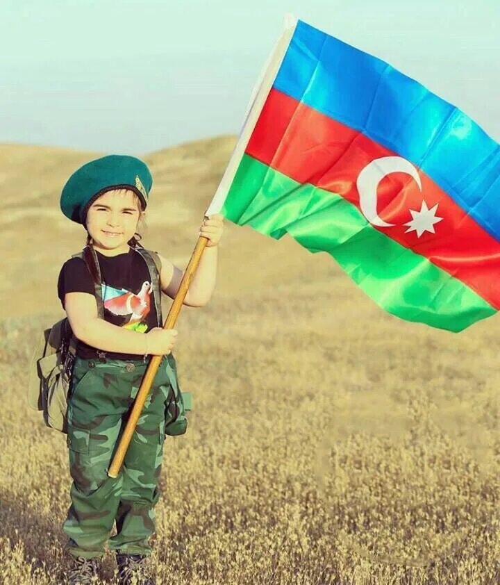 Азербайджанцы флаг. Азербайджанский солдат с флагом. Азербайджанский патриотизм. Девочка с азербайджанским флагом.