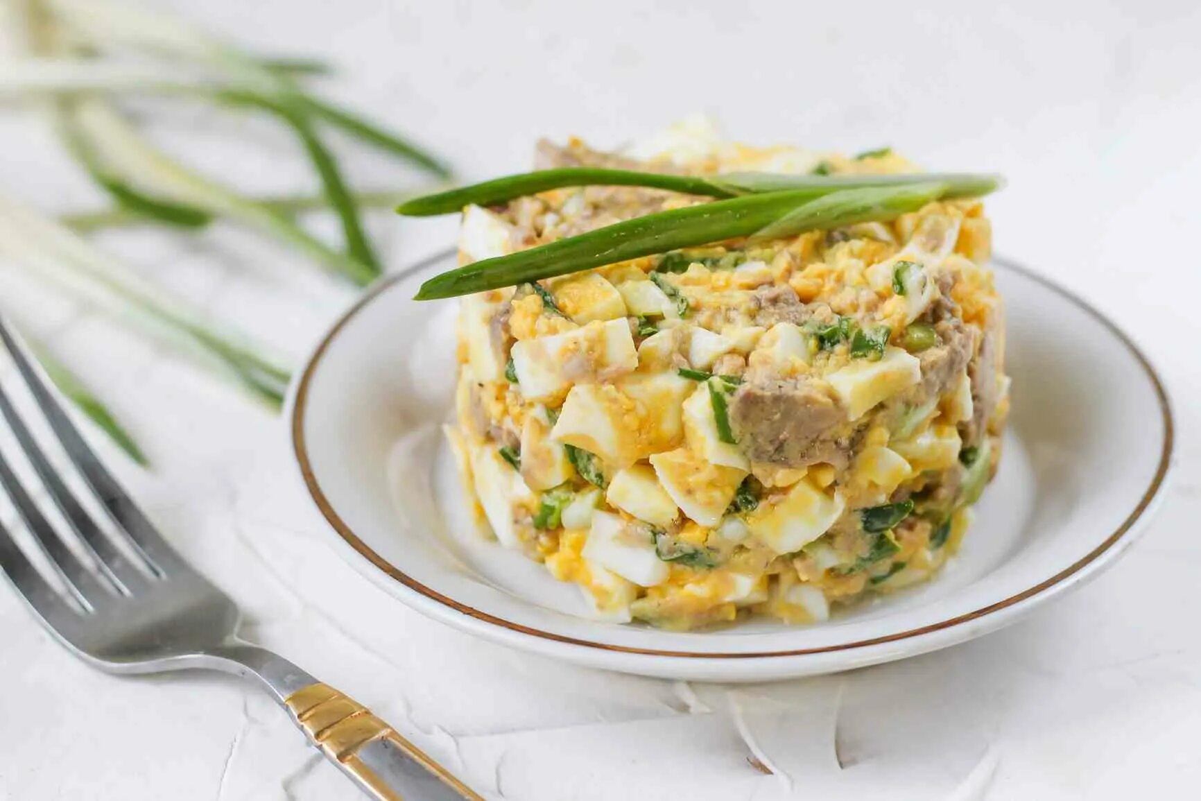 Салат печень трески с яйцами и сыром. Салат печень трески с яйцами. салат печень трески с яйцами и луком. салат из печени трески с яйцом. салат с печенью трески и яйцом.
