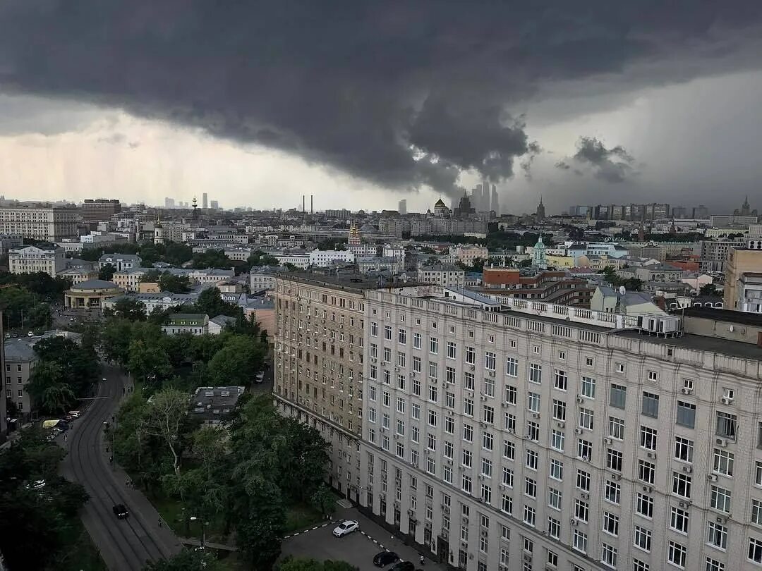 Есть ли бури сегодня в москве. Ураган май 2017 москва. Есть ли бури сегодня в москве. Песчаная буря торнадо. Торнадо в москве.