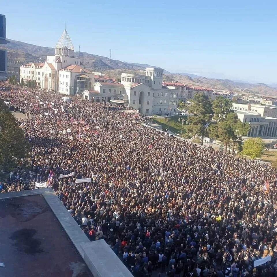 Арцах сейчас. Степанакерт Армения. Арцах Степанакерт. Площадь Возрождения Степанакерт. Митинг в Степанакерте.