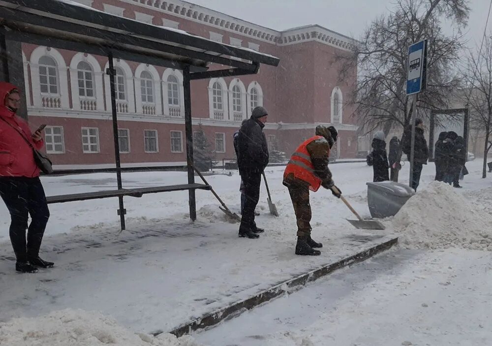 Снежков город. Уборка снега Ялуторовск. Уборка снега Иркутск. Дворники город Снежное. Уборка снега Иваново.