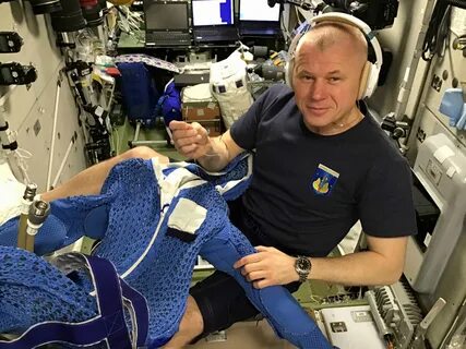 Сколько лет космонавту