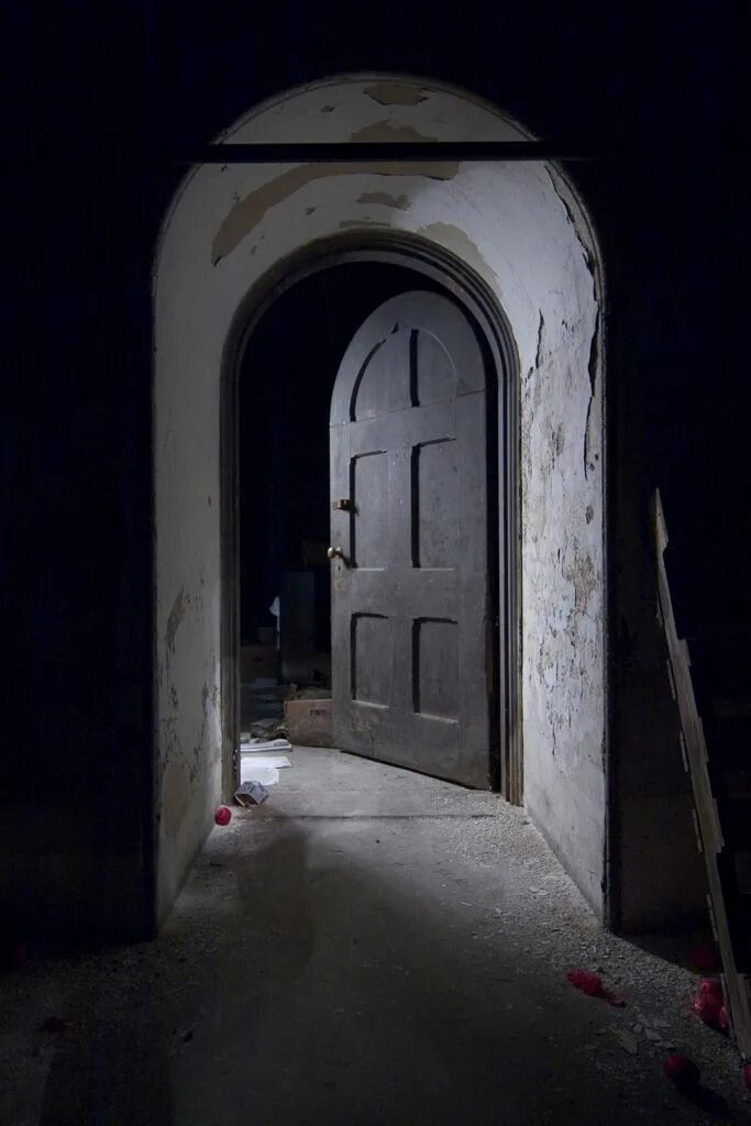 Открытая дверь вк. Страшная дверь. Таинственная дверь. Мистическая дверь. Подвальная дверь.