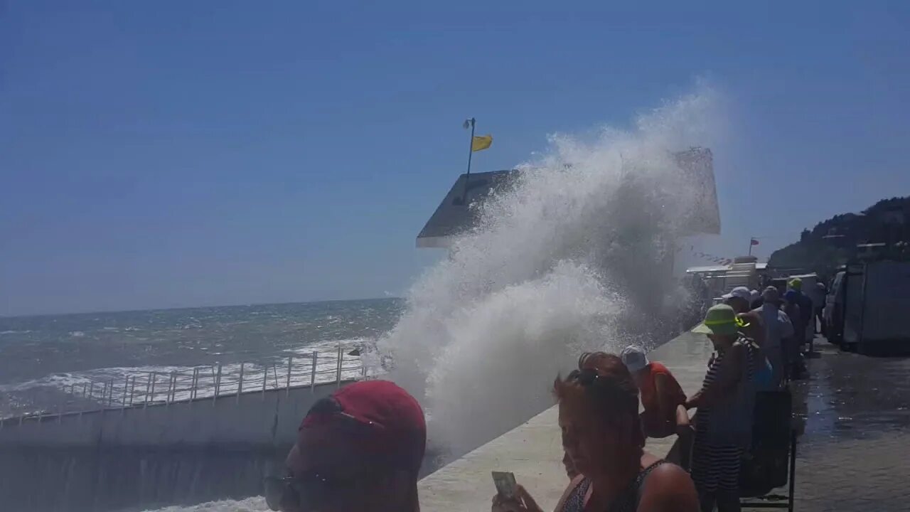 Шторм августа. Шторм в Алуште сейчас. Алушта в августе. В Алуште женщину сдуло в шторм.