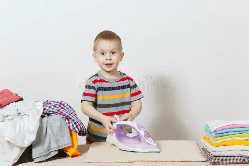 Девочка гладит мальчика. Кошка для детей. Мальчик гладит. Мальчик успокаивает девочку. Поглаживание ребенка по голове.