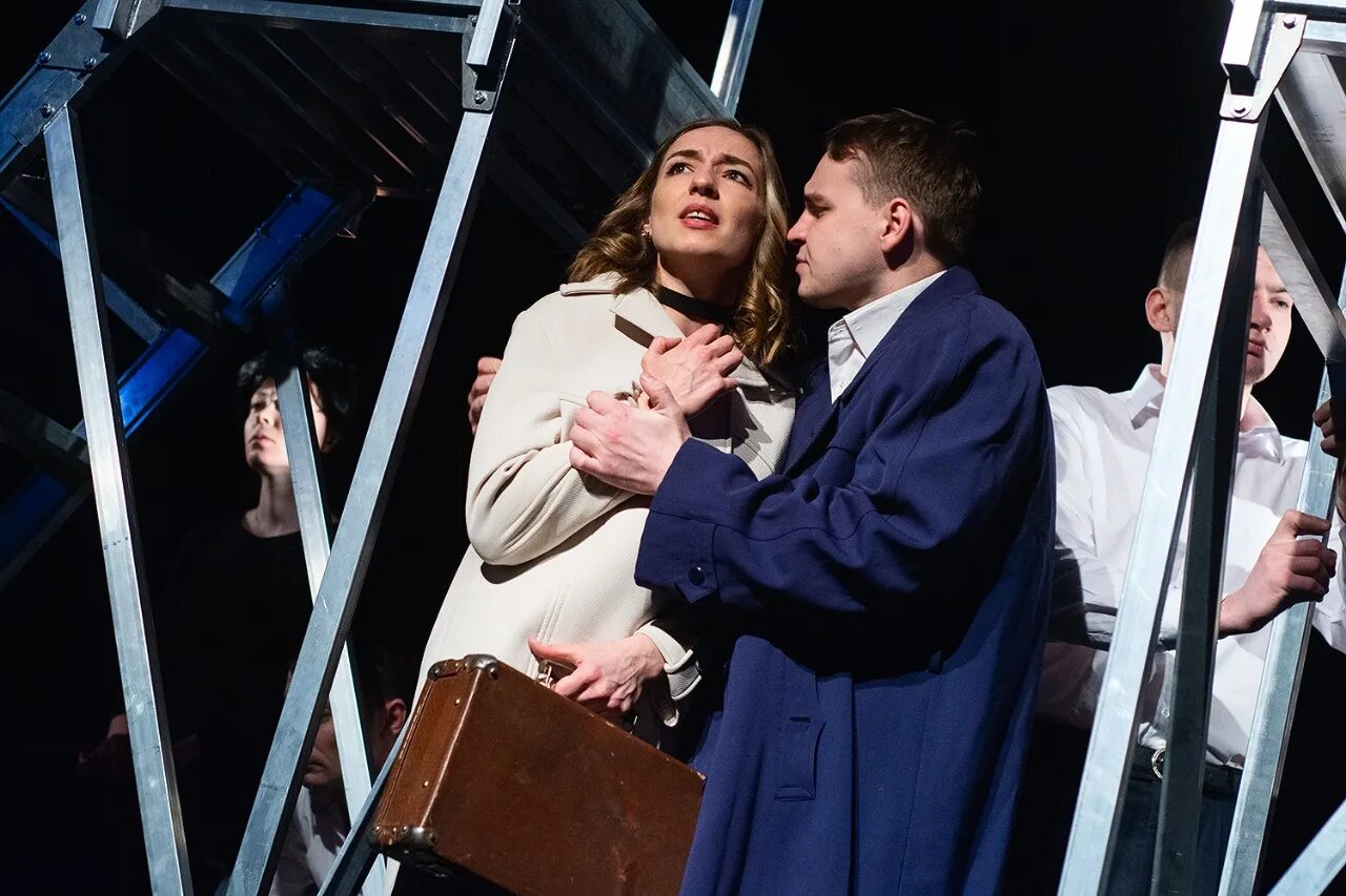 Спектакль тамбов билеты. Тамбовский молодежный театр. 104 страницы про любовь спектакль. театр мост 104 страницы про любовь.