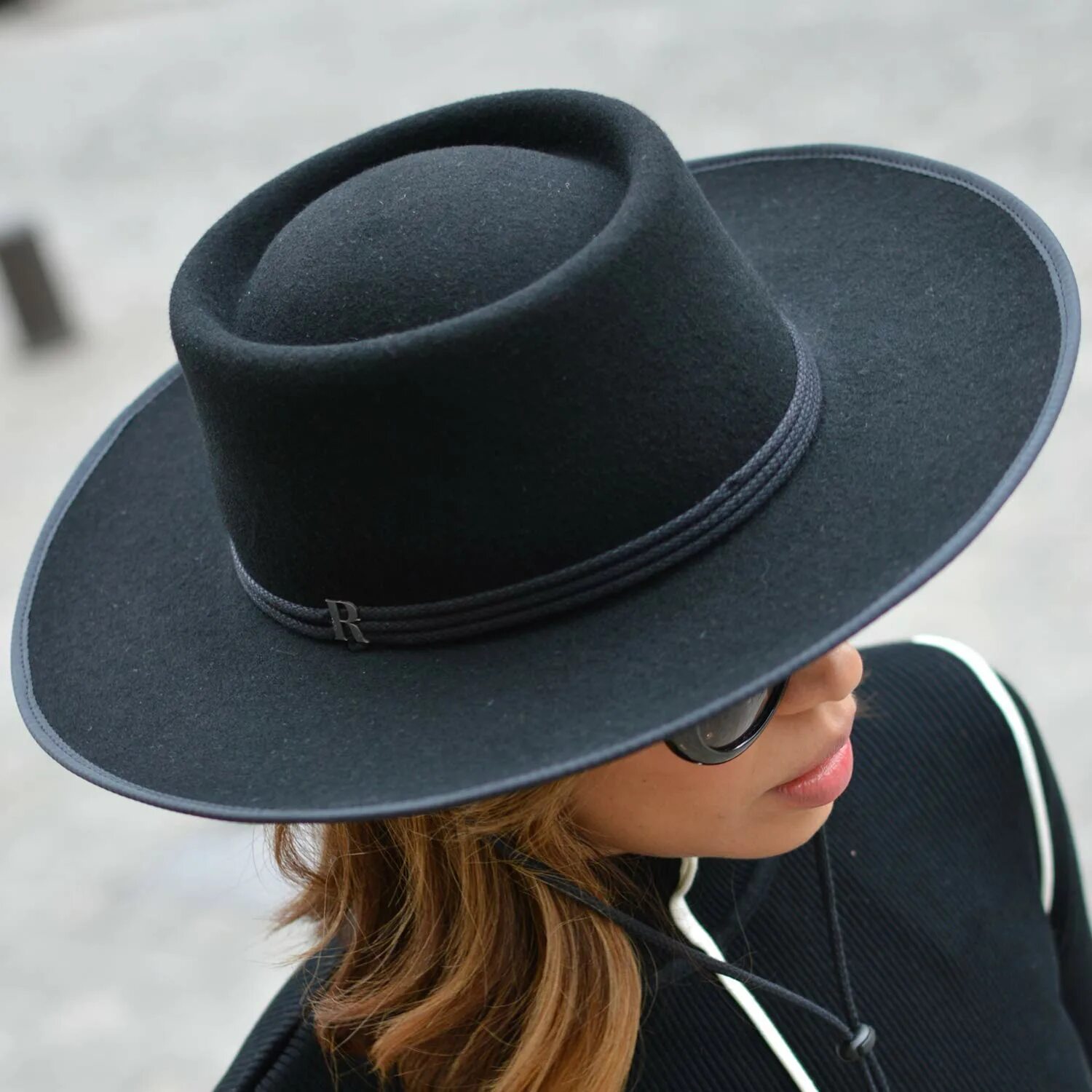 Шляпа с полями. Wide Brim Fedora. Фетровая шляпа Street Style. Шляпа трилби, классическая фетровая шляпа. Девушка в очках и шляпе трилби.