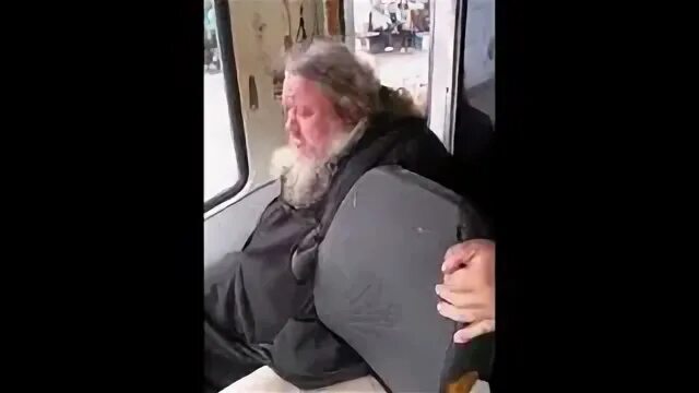 Священник в автобусе. Едет священник в автобусе. Видеть отца пьяным