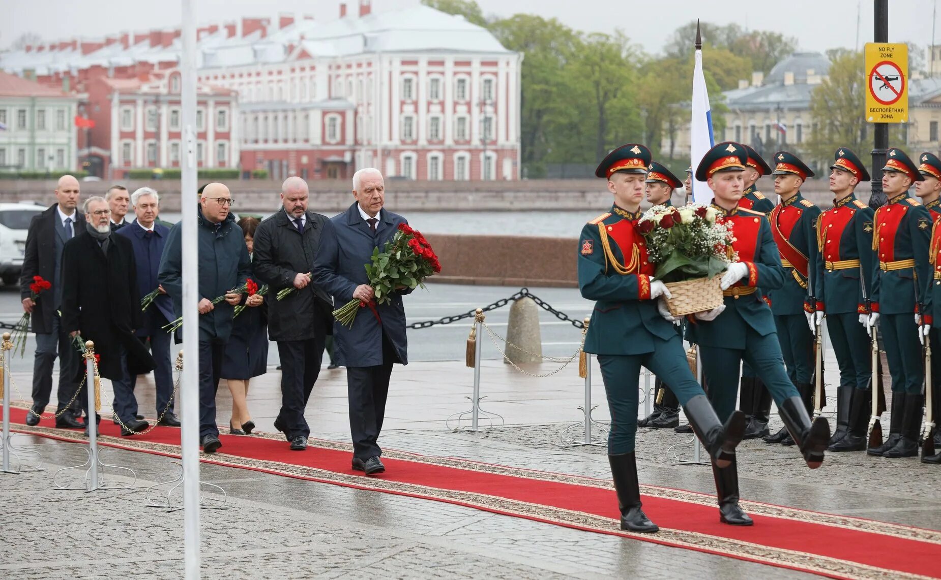 Монумент возложение Матвиенко в Санкт-Петербурге. Возложение медный всадник 27.05.2022. День города Санкт-Петербурга возложение цветов медный всадник. Церемония возложения цветов. Петербург 27 февраля 2024 года