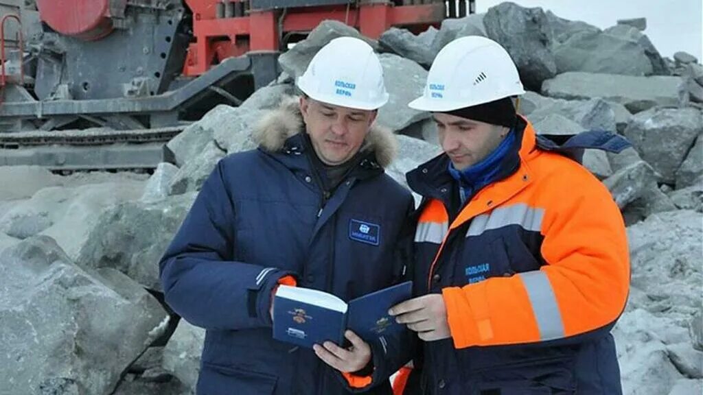 Верфь новатек белокаменка. Кызыл, ул. Мурманск вахта. Вахта в мурманске. Ямал спг спецодежда.