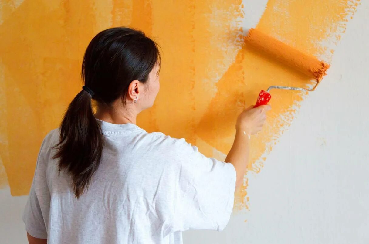 Какой краской можно красить обои. Окраска стен. Окрашивание поверхности. Стены покрашены водоэмульсионной краской. Акриловая краска для стен.