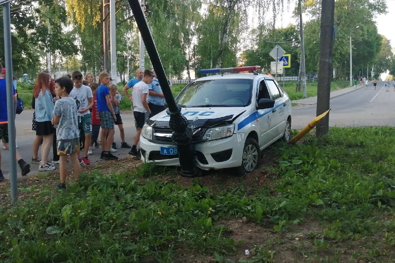 Врезался в патрульный автомобиль. Авария с полицейской машиной. Полицейская машина врезалась