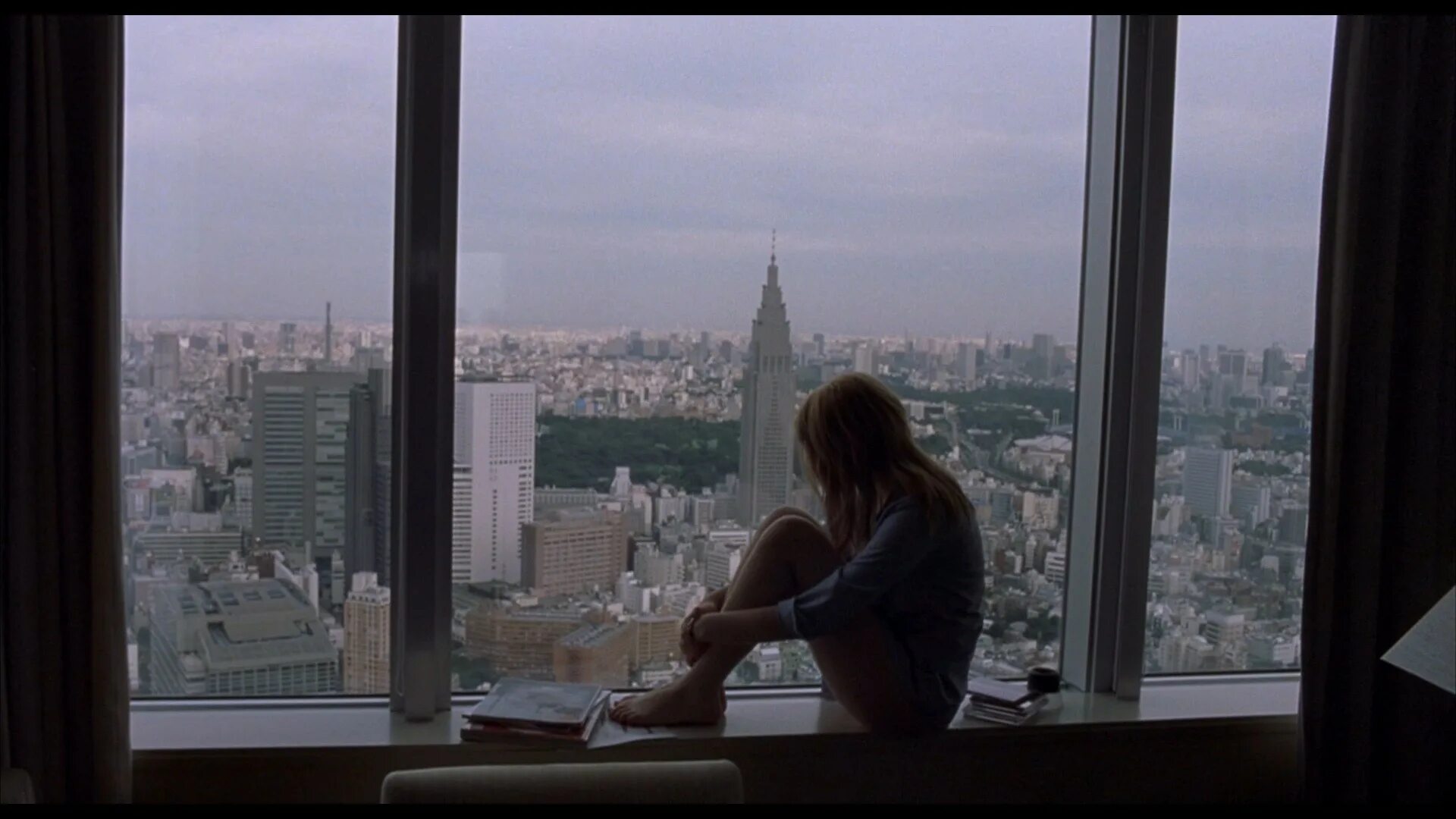 The window last night. Lost in translation 2003. Скарлетт Йоханссон 2003 Lost in. Девушка у панорамного окна. Сидит на балконе.