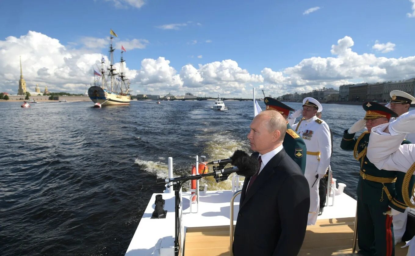 Корабль на день морского флота. Морской парад на день ВМФ В Санкт-Петербурге. Корабли Санкт Петербург главный военно морской парад 2020.