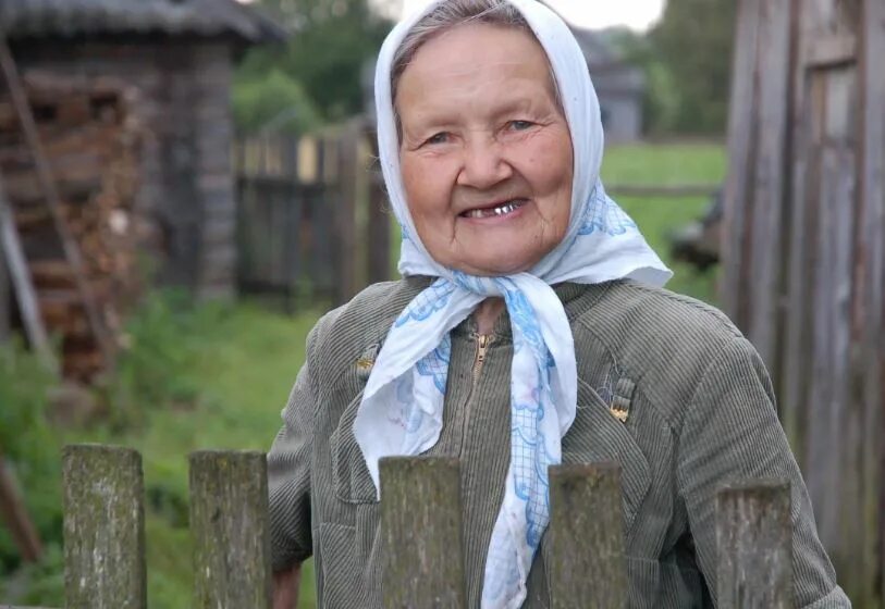 Гроза бабушек. Старушка в платочке. Деревенская бабушка. Платок на голову бабушке. Бабушка в платочке.