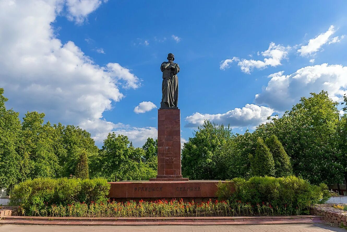 Франциск Скорина памятник в Полоцке. Франциск Скорина памятник Беларусь. Полоцк площадь Франциска Скорины. Скульптура Скорины в Полоцке. Памятники на территории беларуси