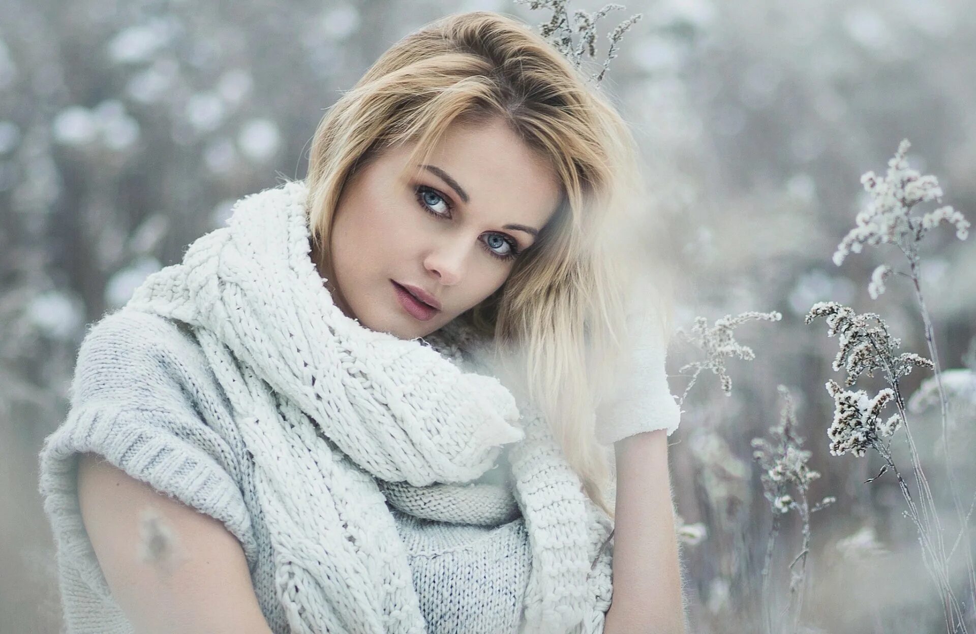 Слушать вечер холодной. Блондинка зима. Блондинка зимой. Красивые блондинки зимой. Красивые девушки блондинки зимой.
