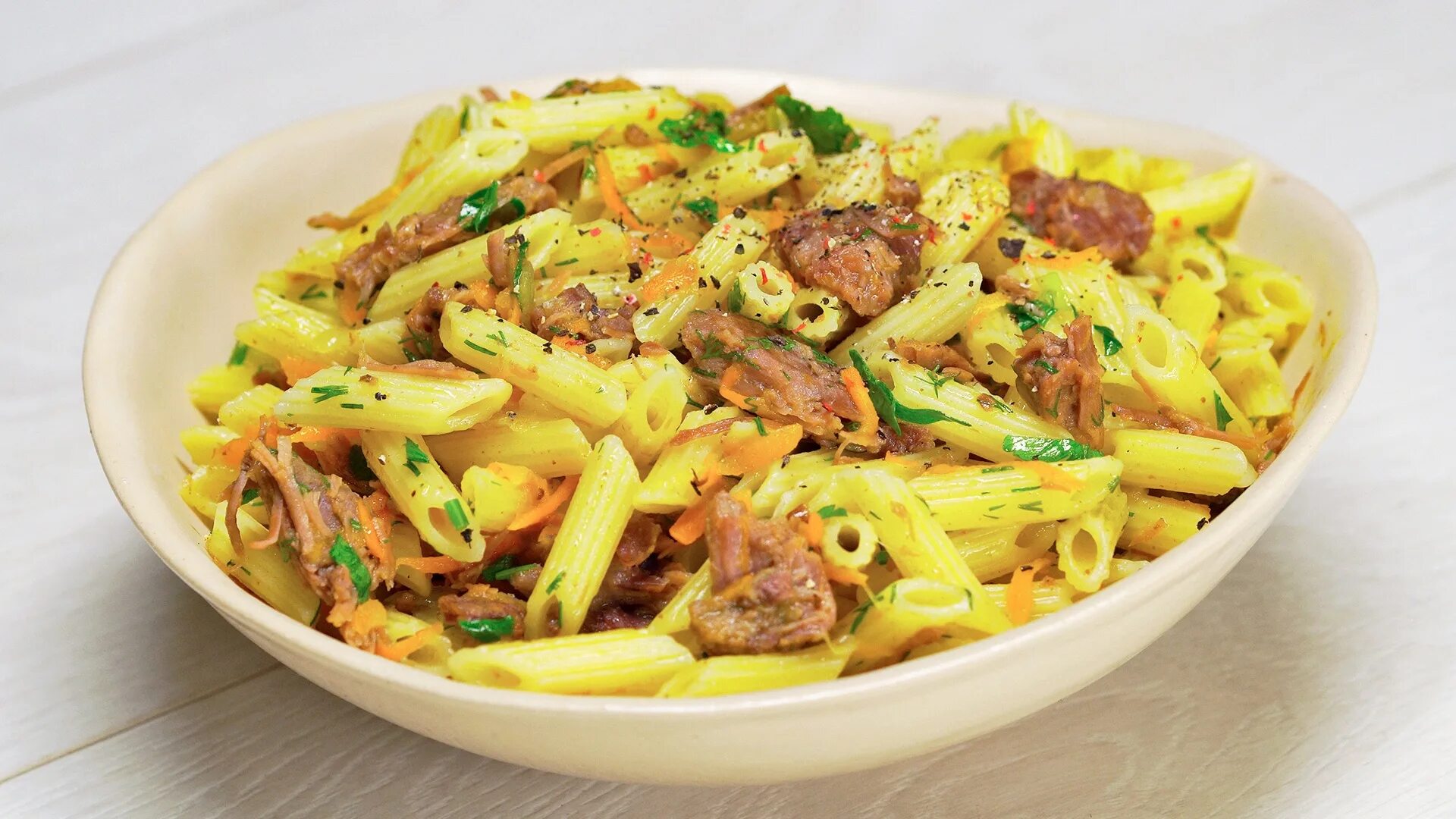 Как сделать макароны с мясом. Макароны по флотски с зеленью. макароны по-флотски с тушенкой. лапша по флотски с тушенкой. макароны по флотски с курицей.