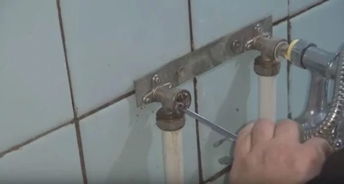 Как выкрутить прикипевшую кран буксу из смесителя - BanKamen.ru