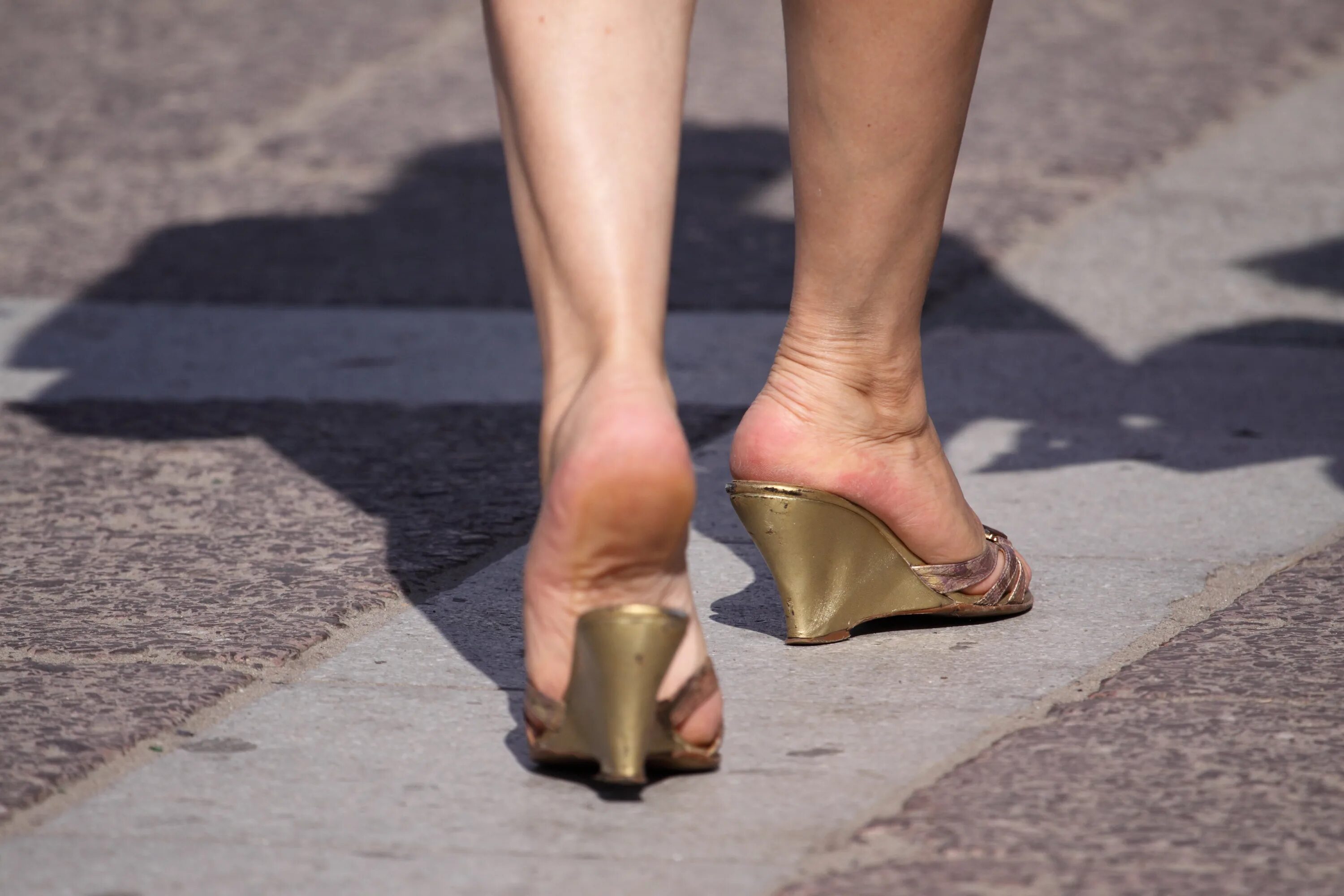 Женские ступни на улице. Открой ноги. Женские ножки. Открой ноги. Меган фокс ступни.