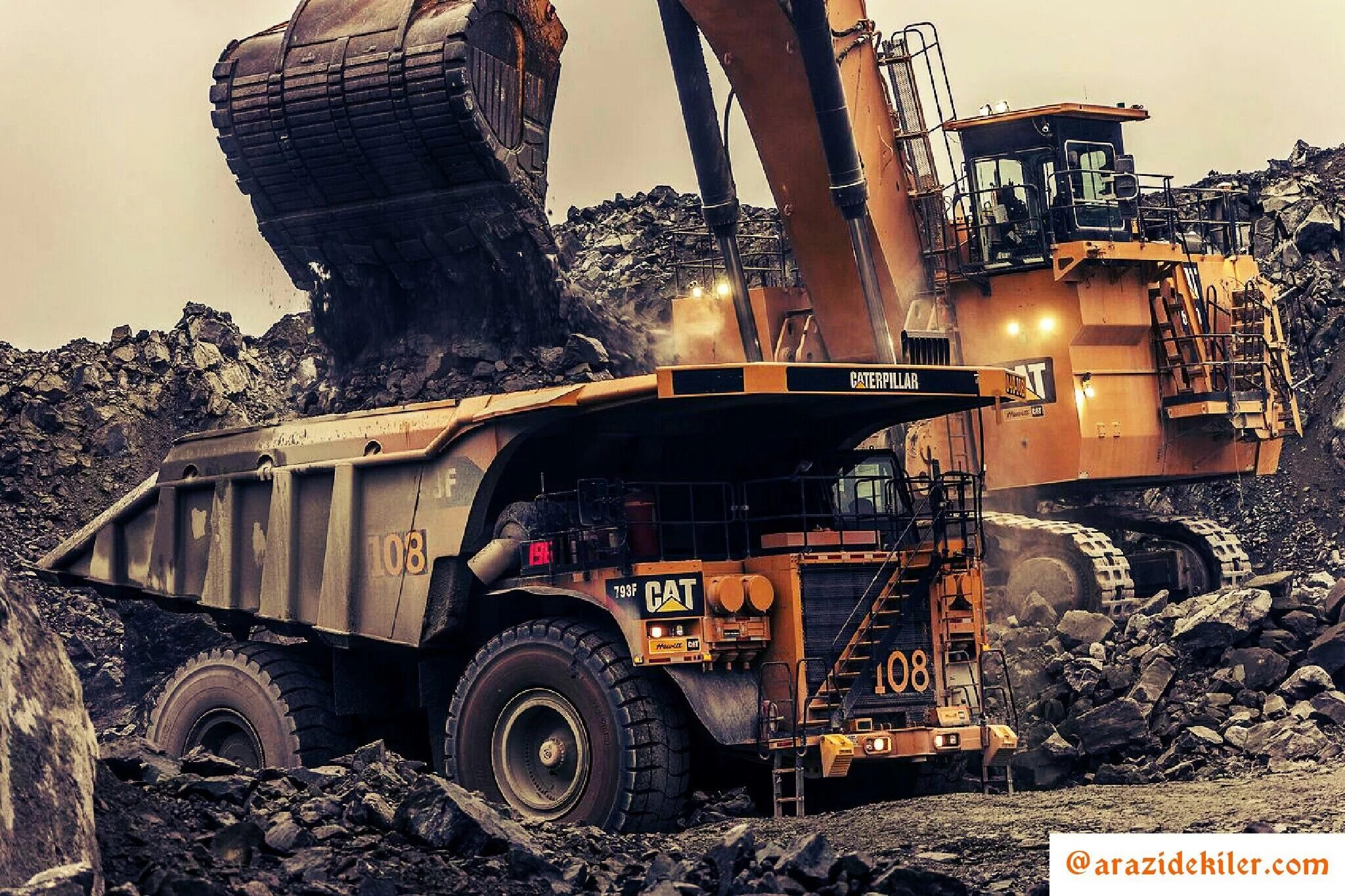 Карьерный роторный экскаватор и белаз. Строительная спецтехника. Белаз-75600 самосвал. Белаз-75710 450т. Белаз 400т.