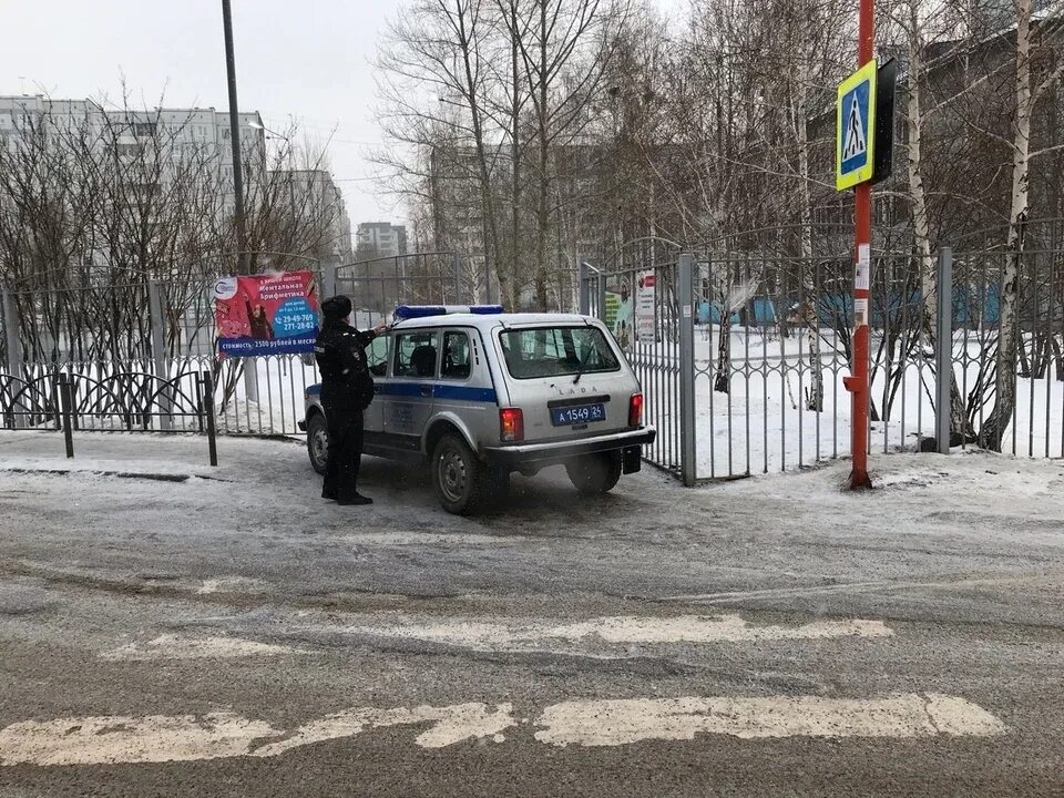 Тревога в красноярске. Красноярск школы заминированы. В Красноярске эвакуируют школы. Минирование школ. Эвакуация школьников.