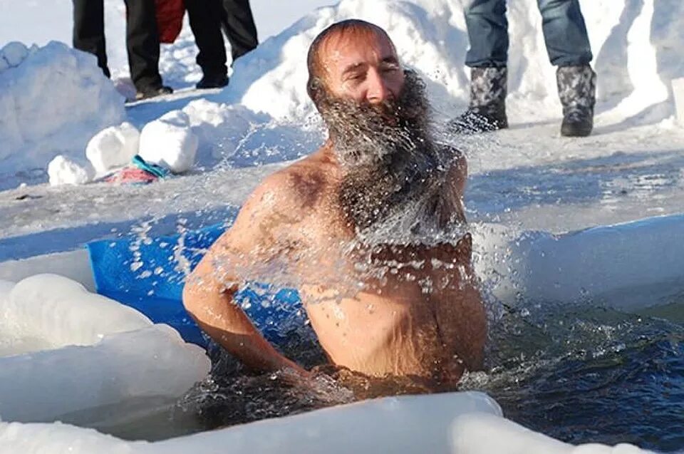 о крещении. крещение зимнее. купание зимой в проруби. купание на крещение. крещение зимой.