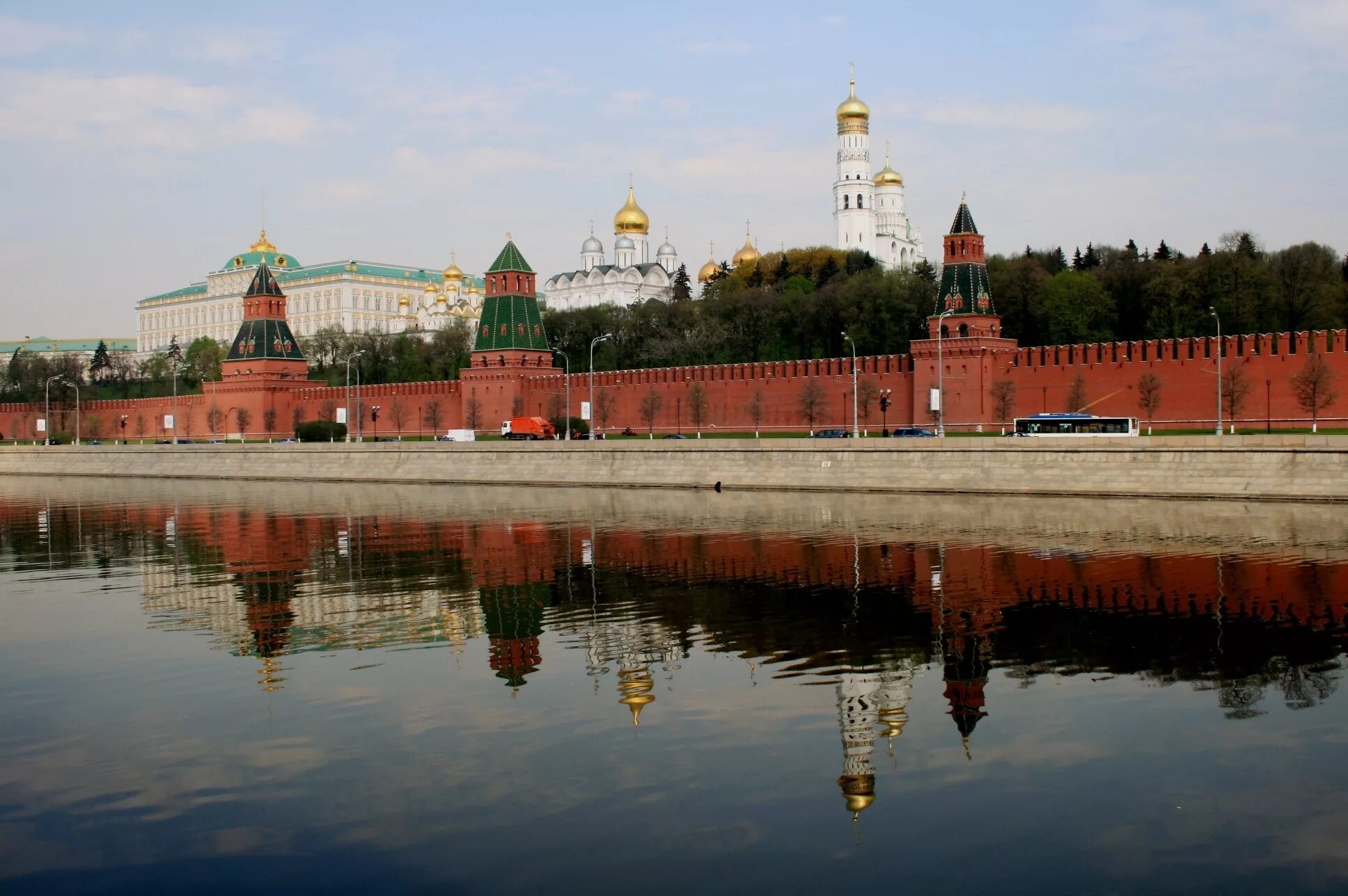 Реки около кремля. Москва кремль москва река. московский кремль с реки. на москве реке около кремля. вид на кремль с москва реки.