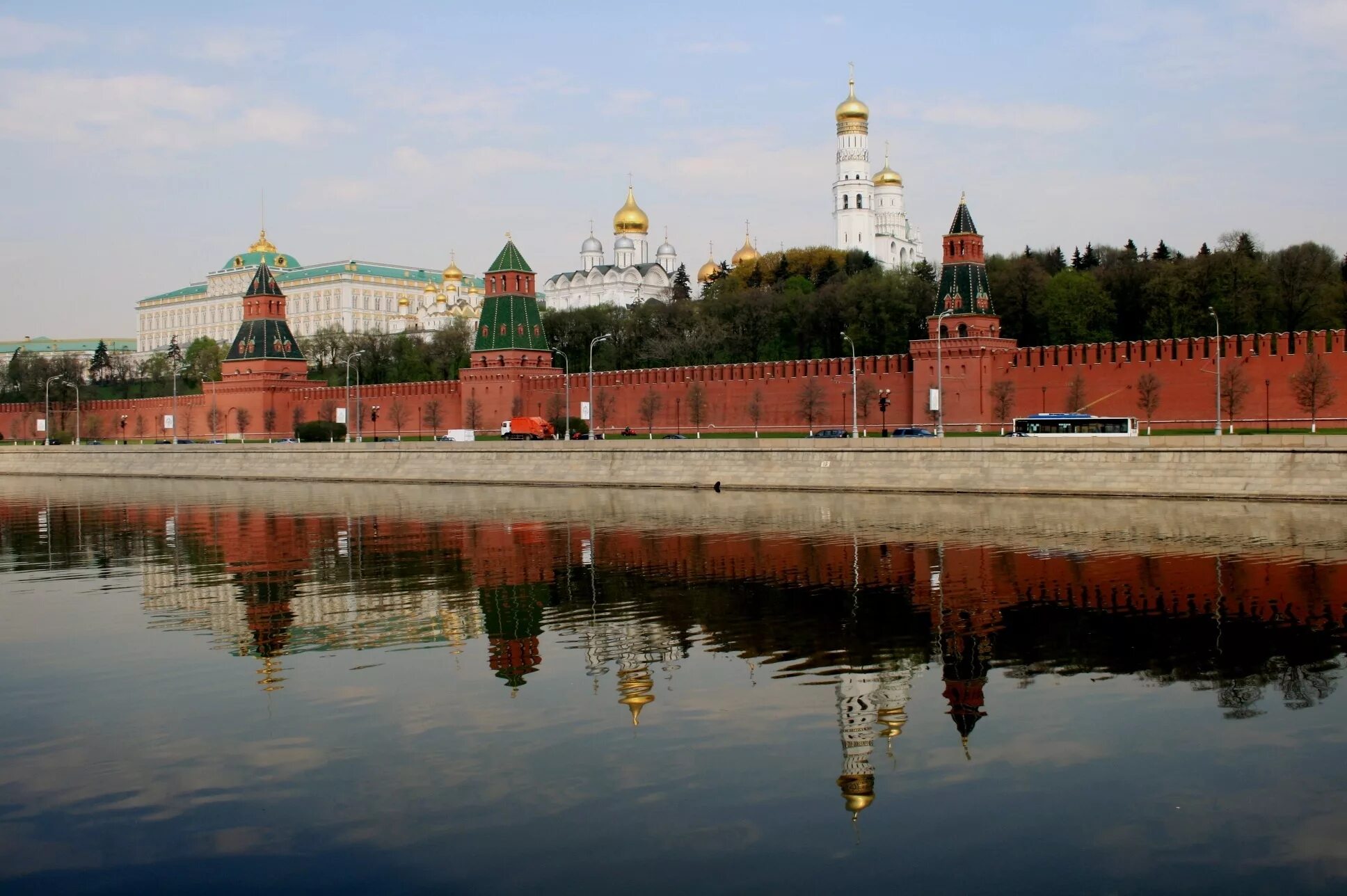 Москва Кремль Москва река. Московский Кремль с реки. Кремль со стороны Москвы реки. Вид на Кремль с Москва реки. Кремлевская район