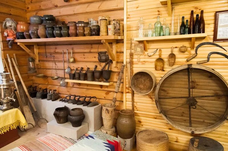 Предметы быта крестьян. Казань музей крестьянского быта. Мини-музей «культура и быт народов поволжья» в ульяновске. Предметы быта избы. Посуда в избе.