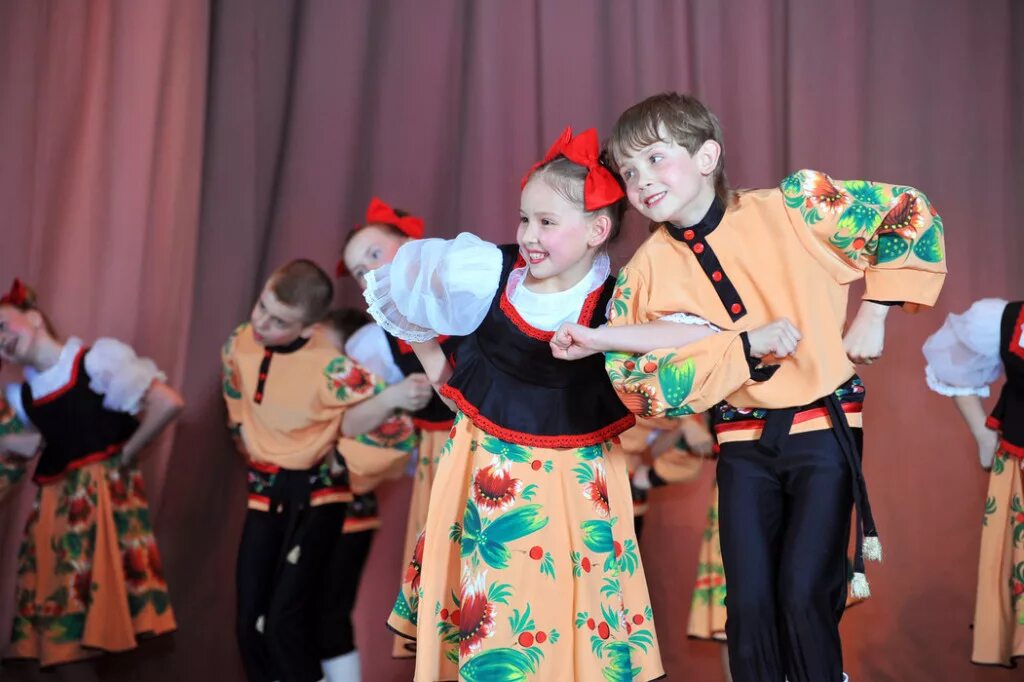 Школа народного танца. Народные танцы для детей. Народные танцы в школе маль. Русские народные танцы для дошкольников. Парный народный танец