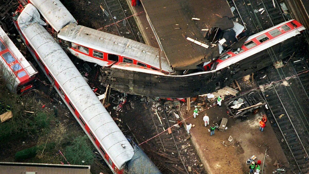 2000 год трагедии. Крушение Ice у Эшеде в 1998. Крушение поезда Германия 1998. Железнодорожная катастрофа в Германии 1998.