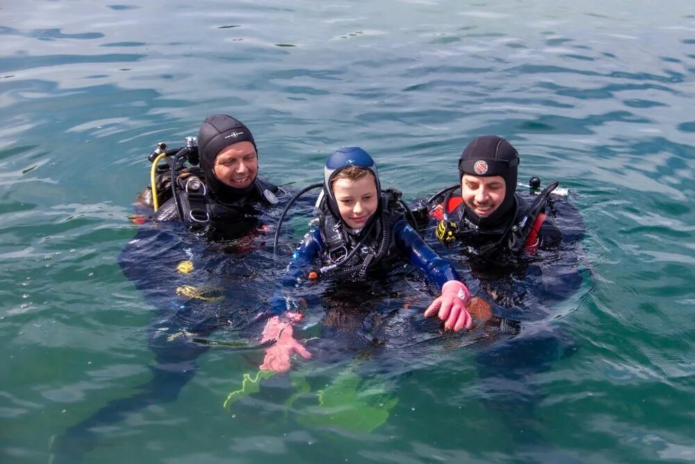 Спортсмен занимающийся дайвингом погрузился в воду 110. Спас-Каменка дайвинг центр. Дайверы. Первые аквалангисты. Дайвинг в Магнитогорске.