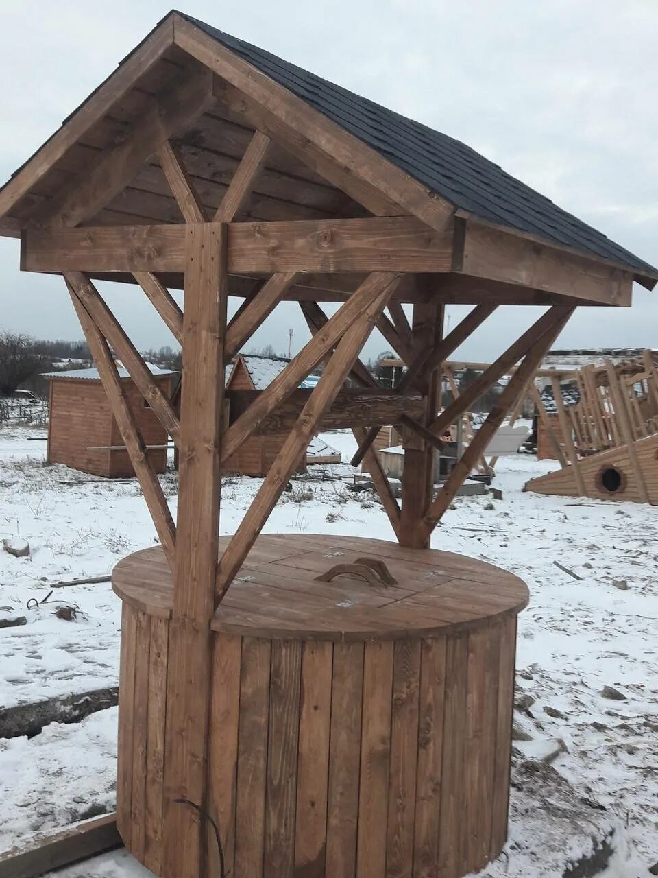 Крыша колодца из дерева. Деревянный домик для колодца. крышки домики для колодцев. крышка для колодца деревянная. навес для колодца.