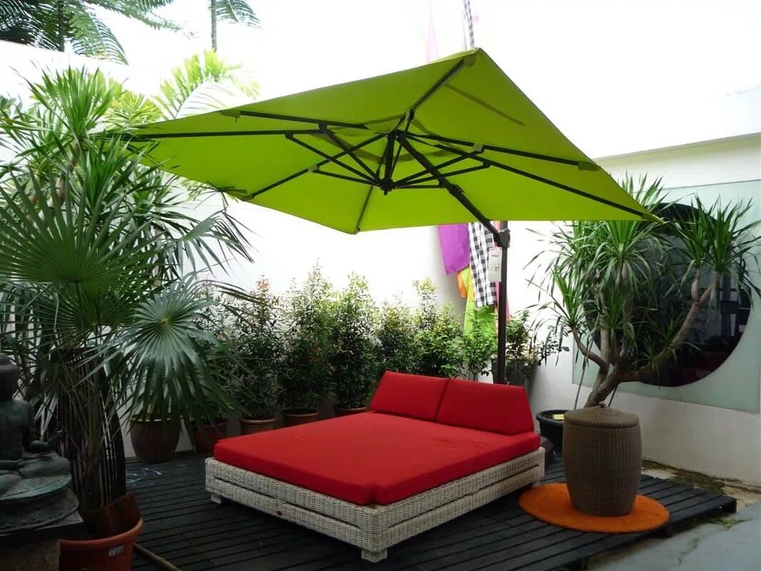 Это экзотика мокнешь без зонтика. Столик с зонтиком на дачу. Садовый зонт для балкона террасы. Зонт для летней веранды. Зонт от солнца на балкон.