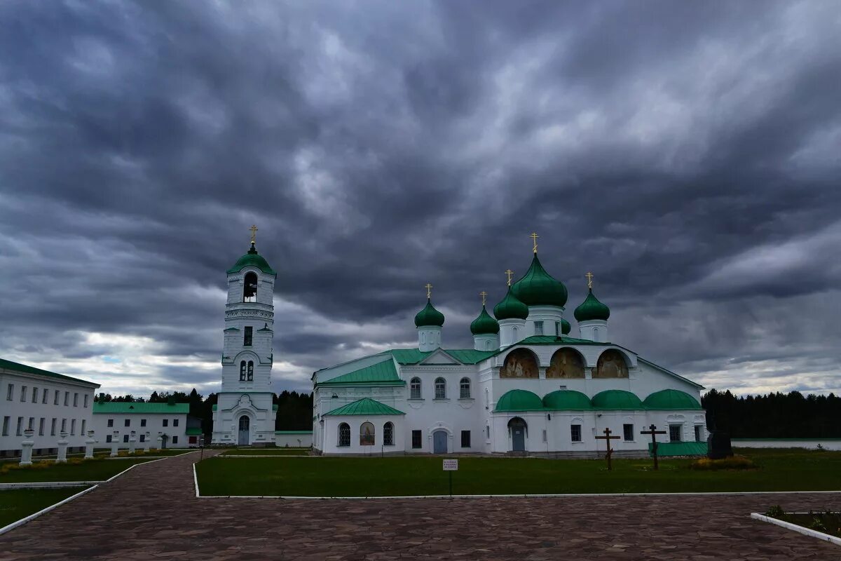 Гостиница в александро свирском монастыре. Александро-свирский монастырь гостиница. Гостиница в александро свирском монастыре. Александро-свирский монастырь мощи. Паломнический центр александро-свирского монастыря.