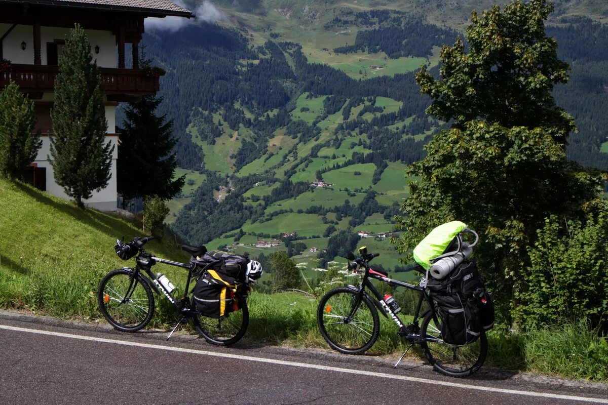 Bike travel. Путешествие на велосипеде. Путешественник на велосипеде. Велосипедный поход. Велопутешествия велосипеды.