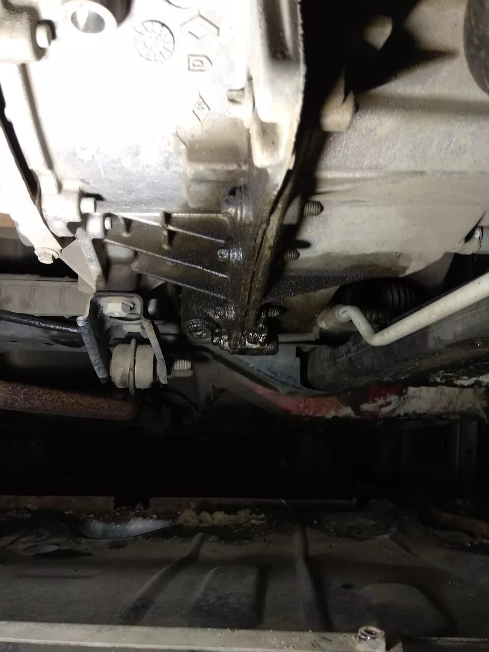 Hyundai solaris течи теплообменника. Течь масла с правой стороны. Течь масла форд фьюжн 1. Масло капает снизу аутлендер 3. Течь масла сзади двигателя меган 2.
