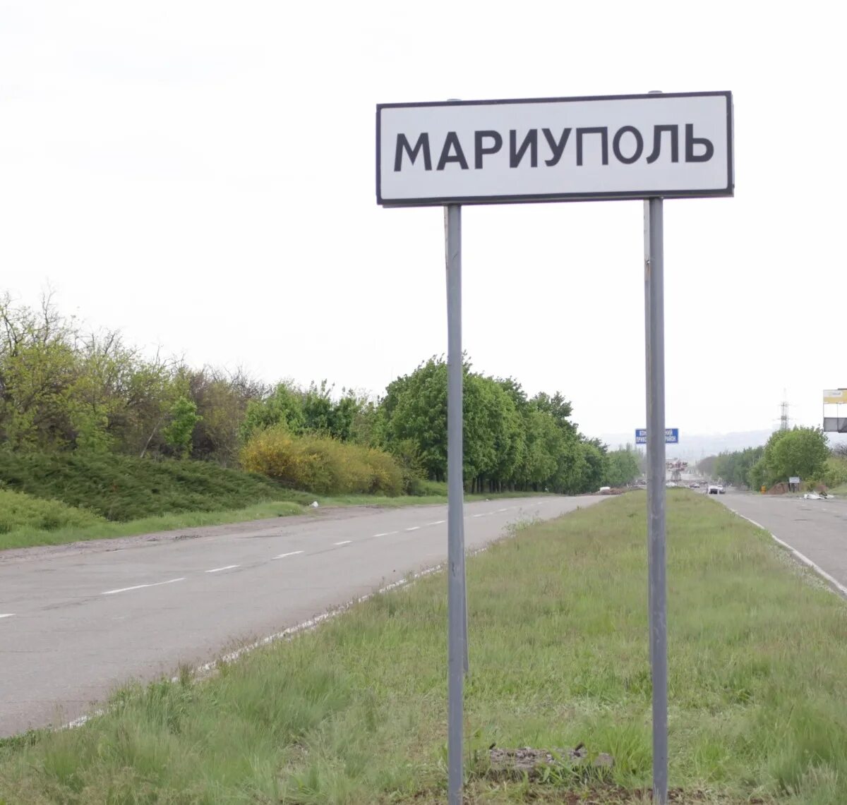 При въезде в Мариуполь установили дорожный указатель на русском языке