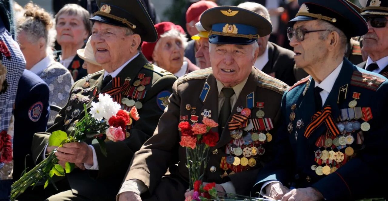 9 мая участники вов. Ветераны Великой Отечественной войны. Ветераны с георгиевской ленточкой. День Победы ветераны. Ветераны на параде.