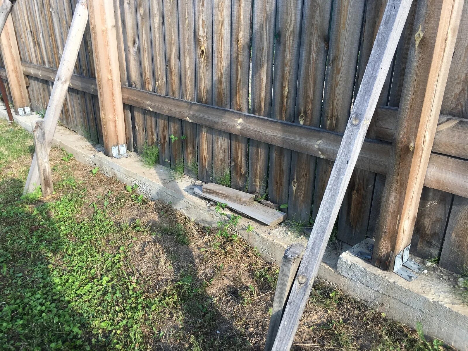 Подпорная стенка из бревен. Как укрепить забор. Выравниваем деревянный забор. Подпорная стена. Усиление ограждения.