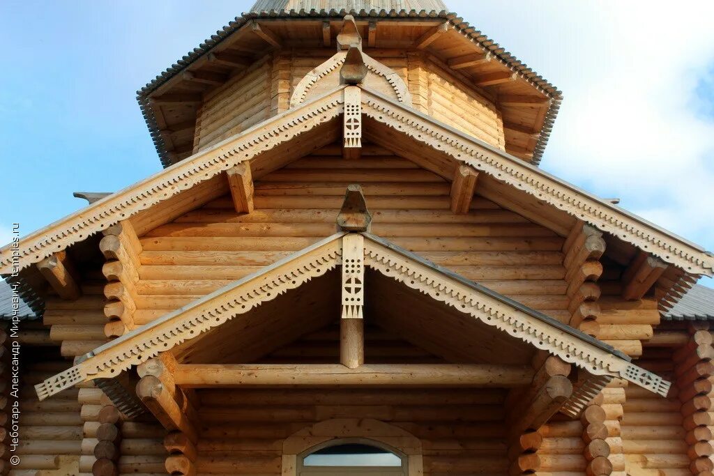 Фронтон крыльца. Фронтон над крыльцом. крыльцо деревянной церкви. открытый фронтон на крыльце.