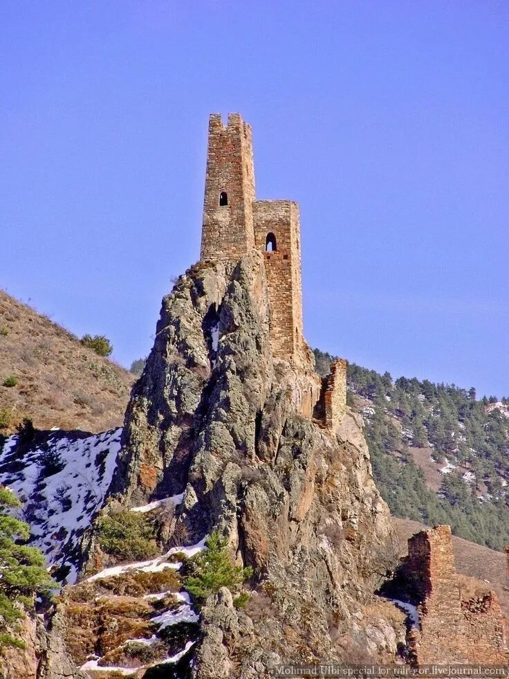 Родовые башни. Башни вовнушки ингушетия. родовые башни ингушетии вовнушки. замок вовнушки в ингушетии. горы ингушетии вовнушки.