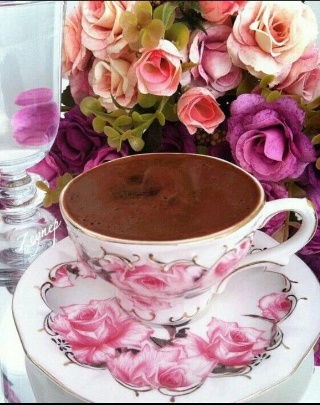 Открытка доброе утро красивое кофе. Чашечка кофе с розой. цветы и кофе с добрым утром. доброе утро с кофе и цветами. красивая чашечка кофе с цветами.