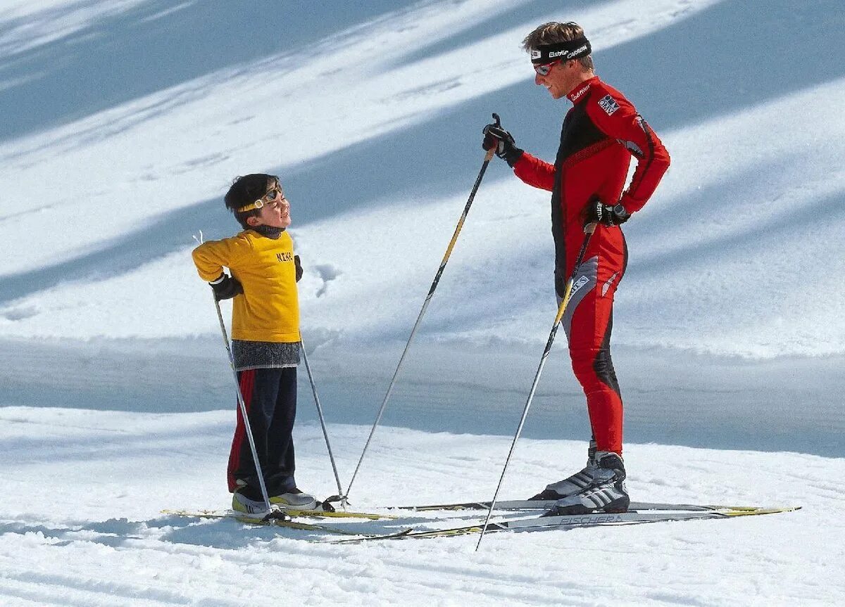 Три лыжных спортсмена. Лыжный спорт дети. Спортивные лыжи. Дети на беговых лыжах. Катание на лыжах.