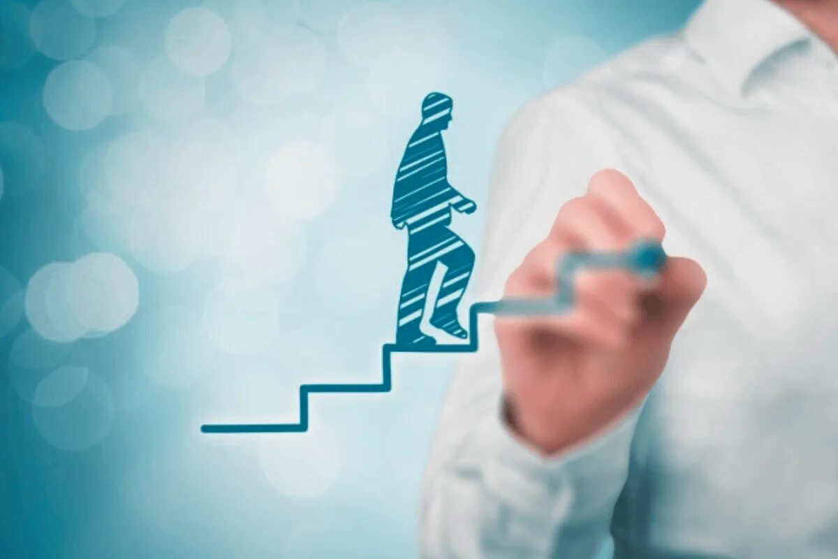 Саморазвитие. Карьерный рост в компании. Стремление к карьерному росту. Женщина развивается. Тренинг карьерного роста.