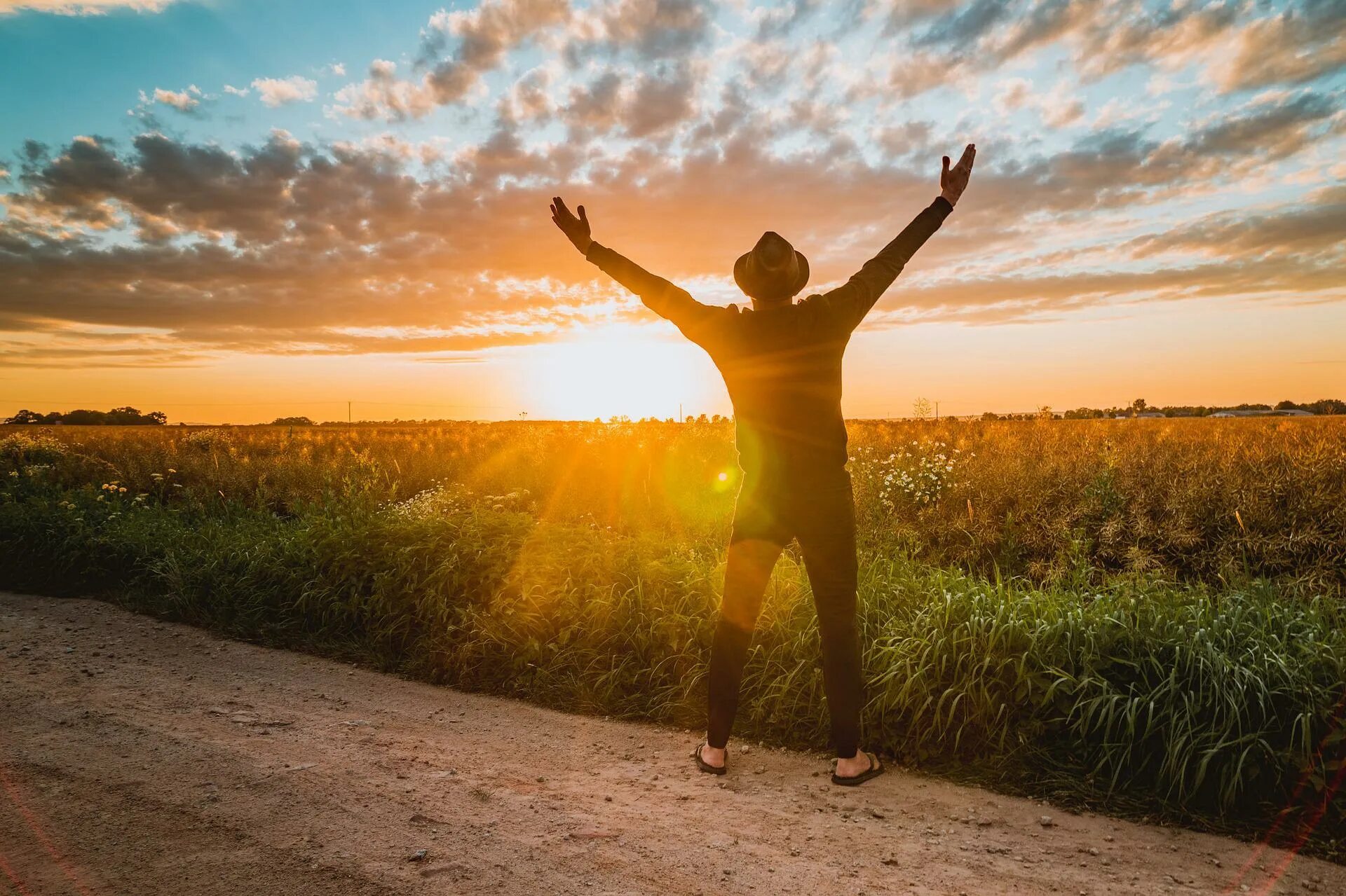 Feeling of happiness. Человек на рассвете. Счастливый человек. Человек радостный. Лето.